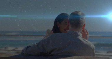 Kadın erkeğe doğru dönüyor ve bankta gülümsüyor. Bu da erkeğin zihinsel sağlık desteği için saçını taramasını tetikliyor. Romantik, mahremiyet, bağlantı, dinginlik, doğa, açık hava, şefkat