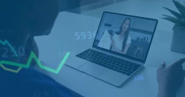 İş görüntüleyicisi, sunucudan sonra notlar yazarak çizelgeleri, içgörü için animasyonlu çizgi grafikleriyle işaret ediyor. Şirket, telekomünikasyon, modern, analitik, iletişim, çalışma alanı, dijital