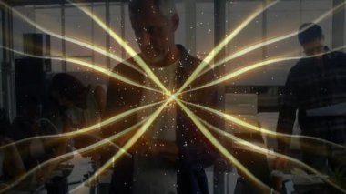 İş ekibi, akıllı telefon ve laptop ekranlarını dinleyerek verileri görüntülemek için altın çekirdeği çalıştırıyor. Yenilik, takım çalışması, enerji, işbirliği, fütüristik, kurumsal, teknoloji