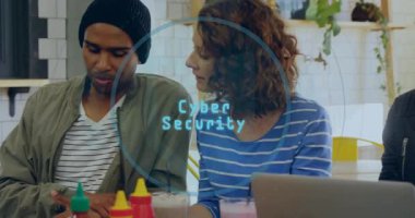 Meslektaşlar akıllı telefonları araklıyor ve siber güvenlik metni olarak dizüstü bilgisayara bakıyorlar. Teknoloji, takım çalışması, yenilik, modern, dijital, işbirliği, iletişim