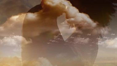 Hızla ilerleyen bulutlar altın gökyüzünü, eğilmiş kafaları, pazarlama için yükselen fıskiyeleri gösteriyor. Romantik, siluet, günbatımı, okyanus, hava durumu, soyut, uyum