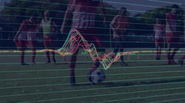 Erkek futbolcu, antrenmanda külahların yanından top sektirmeye başlıyor. Dalgalanan nabız hızını gösteriyor. Sporcular, spor, hareket, atletizm, açık hava, performans, çeviklik