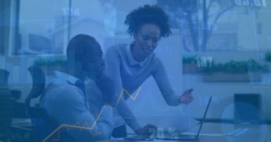 İşletme grafiği% 94 'e çıkarken kadının dizüstü bilgisayarı işaret etmesi. İşbirliği, analitik, büyüme, takım çalışması, profesyonel, yenilik, veri görselleştirmesi