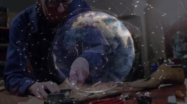 Kıdemli zanaatkar dosya ve pürüzsüz deri bileşenlerine uzanıyor. Çevirisi 3 boyutlu dünyayı gösteriyor. Sanatçılık, teknoloji, yenilik, üretim, dijital, kesinlik, yaratıcılık