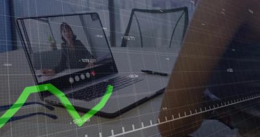 İzleyici, sunucunun sayısal işaretleyicilerle artan mali durum tablosunu sunduğu dizüstü bilgisayardaki çağrıya katılıyor. Profesyonel, veri analizi, iş dünyası, teknoloji, işbirliği, modern, üretkenlik