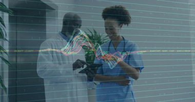 Doktor tablet ekranı tıklatıyor ve hemşire hasta veri eğilimini izlerken tepeyi işaret ediyor. Tıbbi analitikler, sağlık ekibi çalışması, dijital teknoloji, veri görselleştirme, klinik çevre, profesyonel işbirliği, yenilik