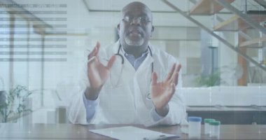 Doktor el hareketlerini başlatırken tıbbi verileri gösteren çizelgeler arkasına kayıyor. Tıbbi, profesyonel, modern, sağlık hizmetleri, klinik, bilgilendirici, belgesel