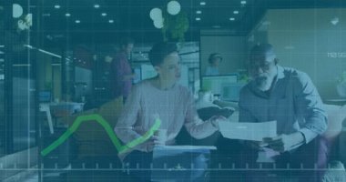 İş arkadaşları kağıt değiş tokuşu yapıyor ve veri eğilimlerini gösteren animasyon çizelgelerini gösteriyor. İşbirliği, analitik, takım çalışması, yenilik, modern, profesyonel, sunum