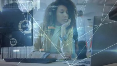 Dizüstü bilgisayarın üzerinde kadın olarak oturarak veri girişi başlatan saniyeler. Teknoloji, yenilik, işbirliği, ağ, dijital, modern, profesyonel