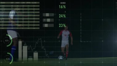 Mavi rakip dijital göstergelerle uğraşırken, beyaz takımlı futbolcu vites değiştiriyor. Atletik, rekabetçi, gelecekçi, stratejik, çeviklik, performans, spor giyim