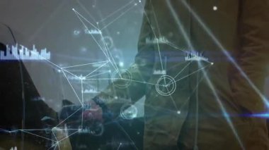 Kadın EV bağlantı cihazını kaldırıyor ve pil durumu için büyüyen veri kaplamasını tıkıyor. Gelecek, yenilik, teknoloji, dijital, ulaşım, kentsel, sürdürülebilirlik