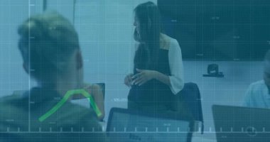 Animasyon çizelgesiyle birlikte iş toplantısındaki yükseliş eğilimini açıklayan sunucu. Kurumsal, analitik, profesyonel, yenilikçi, işbirliği, minimalist, stratejik