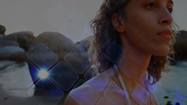 Güneş kıyı teknolojisinin üzerinde batarken ayakta duran kadın büyüyen ve erkeğin eli omuzlarında dinleniyor. Denge, dinginlik, romantizm, dijital sanat, atmosfer, kıyı, tefekkür