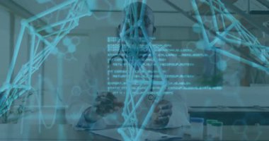 Kıdemli erkek doktor, ortaya çıkan moleküler model değiştirme kodlarıyla ilgileniyor, sağlık için düğümleri sıkıyor. Tıbbi, teknoloji, yenilik, fütüristik, bilimsel, dijital, araştırma