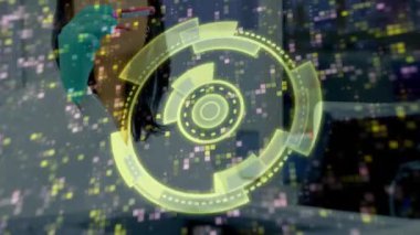 Laboratuvar önlüklü kadın eldivenli elini HUD laboratuarına doğru kaldırıyor ve biyometrik tarama için izleme halkaları takıyor. Teknoloji, yenilik, fütüristik, biyometrik, veri, bilim, sağlık