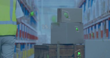 Depo çalışanı tableti alıyor, kutu hologramlarını etkinleştiriyor barkodları tarıyor, detayları doğruluyor. Otomasyon, lojistik, dijital, teknoloji, endüstriyel, envanter, modern