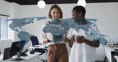 Elinde sabıka tableti tutan iki kadın, teknoloji veri analizi için dünya haritası çiziyor. İşbirliği, takım çalışması, yenilik, dijital, profesyonel, modern, bağlantı