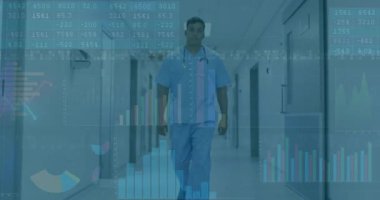 Koridorda steteskopla yürüyen erkek hemşire sağlık verilerini gösteren çizelgeler ve grafikler gösteriyor. Tıbbi, sağlık, teknoloji, analiz, klinik, profesyonel, teşhis