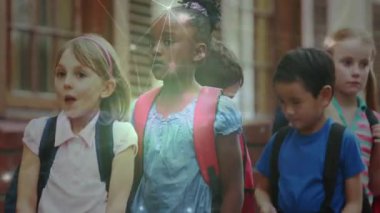 Çanların çaldığını, çocukların eğitim için sırt çantalarının üstünde canlandırılmış simgelerle toplandığını duyuyorum. Çocuklar, okul, eğitim, oyun alanı, takım çalışması, okul bahçesi, arkadaşlık