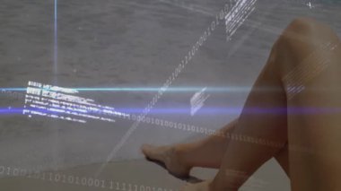 Sahile gidenler su kenarında ayak parmaklarını oynatıp holografik teknolojiyi başlatıyorlar. Deniz kenarı, rahatlama, fütürizm, teknoloji, dijital, boş zaman, minimalizm