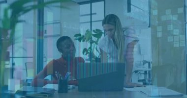 İşletme incelemesi için dizüstü bilgisayardaki masa başı analistinin üzerine eğilen kurşuna yaklaşıyorum. İşbirliği, takım çalışması, modernlik, iletişim, beyin fırtınası, üretkenlik, profesyonel