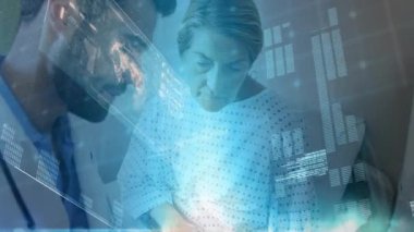 Bilek doktorunu incelerken tableti kaydırırken ve holografik taramalarda ortak tanı gösterirken. Tıbbi, danışma, holografik, dijital, etkileşimli, sağlık, analiz