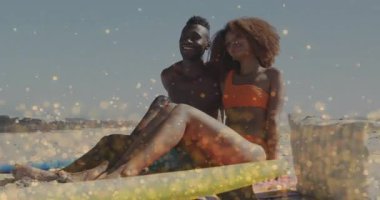 Sörf tahtasındaki akıllı telefonu kaldıran adam ufku gösteren kadın başını çeviriyor, seyahat ederken ışıldıyor. Romantizm, eğlence, macera, canlı, açık hava, rahatlama, bağlantı