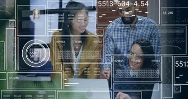 Üst düzey yönetici dizüstü bilgisayarı aktif hale getiriyor iş verilerini örtüyor, meslektaşları analiz için verileri ayarlıyor. İşbirliği, takım çalışması, veri analizi, modern ofis, profesyonel, iş stratejisi, analitik