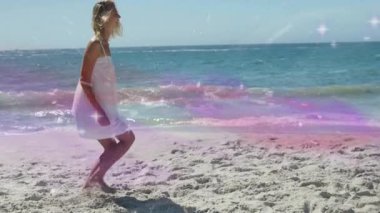 Çıplak ayaklı bir kadın kıyı şeridinde yürüyordu. Belinde gökkuşağı halkası oluşturarak ışıldıyordu. Dinginlik, fantezi, ruhani, zarafet, rahatlık, ışıltı, sükunet