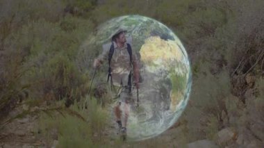 Yürüyüş yapan gezgin, kayalık çöl yoluna çukur kazıyor ve Dünya 'nın verilerini üst üste koyuyor. Macera, keşif, teknoloji, açık hava, engebeli, yenilik, keşif