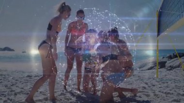 Plaj voleybolu takım arkadaşları, güneşli kortta bir sonraki oyun için çömelmiş ve topun güvenliğini sağlıyorlar. Sporcular, dostluk, açık hava aktivitesi, spor giyim, takım çalışması, yaz tatili, boş zaman