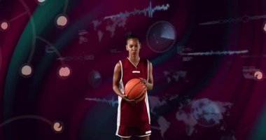 Basketbolcu topu kaldırırken spor teknolojisi verileri ve harita arka planı yoğunlaştırıyor. Atletik, motivasyon, fütüristik, yenilik, performans, dinamik, dijital