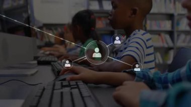 Edtech simgesiyle kütüphanede yazan öğrenciler tuşların üzerinde kayboluyor ve ağ büyümeyi göstermek için genişliyor. İşbirliği, eğitim, dijital, bağlantı, teknoloji, takım çalışması, yenilik