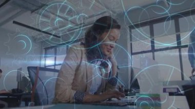 Bir kadın cep telefonunu kaldırıyor ve iş görüşmesinde konuşuyor, verileri animasyon dişli çerçeve masası olarak kaydediyor. Profesyonel, işbirliği, teknoloji, şirket, iletişim, iş istasyonu, yenilik