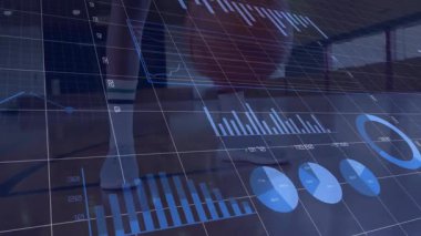 Kadın basketbolcu jimnastik kortunda salya akıtıyor ve teknolojinin hareket verilerini güncellemesine neden oluyor. Atletizm, fitness, görselleştirme, yenilik, performans, veri, spor