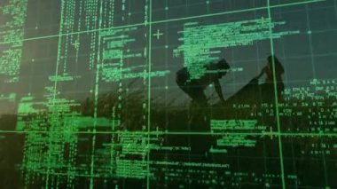 Bir çift çimenli tepede çömelmiş teknolojiyi etkinleştirirken ufuk çizgisini tarıyor. Siluetler, keşif, doğa, teknoloji, alacakaranlık, takım çalışması, keşif