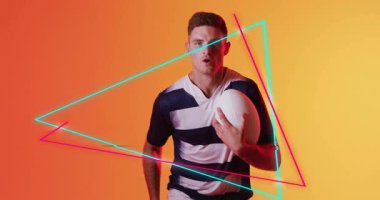 Rugby duruşunu gösteren spor eğitimi için neon çizgileri aktifleştirirken kameraya konuşan bir sporcu. Spor, fitness, digital, motion, enerjik, dinamik, teknoloji