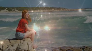 Saçlarını tarayan bir kadın ışıldayan örtüyü takip ediyor sürüklenip okyanusta kayboluyor ve teknolojik verileri gösteriyor. Doğa, tefekkür, dinginlik, dijital sanat, manzara, farkındalık, açık hava