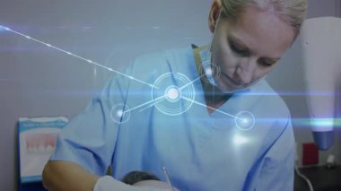 Kadın dişçi dişleri incelemek için hastanın üzerine eğilip girdap ağını çalıştırıyor. Diş sağlığı, sağlık, oral sağlık, tıbbi teknoloji, dijital arayüz, klinik, muayene