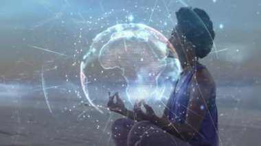 Deniz kenarında meditasyon yapan kadın yoga uygulayıcısı, sağlıklı olmak için holografik küreyi çalıştırıyor. Ruhani, sükunet, farkındalık, dijital, küre, dinginlik, rahatlama