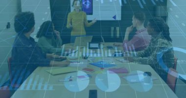 Sunucu iş sunumunu başlatıyor. El ele tutuşuyor ve çizelgeleri masanın üzerine sergiliyor. Profesyonel, takım çalışması, veri, analitik, kurumsal, yenilikçi, iletişim