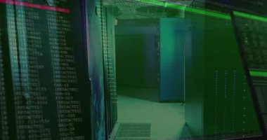 Yeşil ızgara hattı sunucu rafı koridorunda örtüşmeye başlıyor. Kod kaydırma veri akışını temsil ediyor. Teknoloji, veri, siber güvenlik, dijital, ağ, fütürist, altyapı
