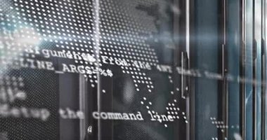 Sunucu rafları üzerinde kaydırma kodu ile somutlaştırılan dünya haritası, ağ veri akışını görselleştiriyor. Teknoloji, siber güvenlik, veri, görselleştirme, dijital, yenilik, ağ