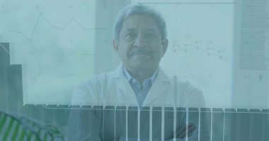 Laboratuvar bilimadamı şeffaf ekran animasyon çizelgeleri üzerinde kollarını kavuşturarak araştırma için küçülüyor. Veri görselleştirme, analitik, yenilik, iş zekası, profesyonel, modern, araştırma