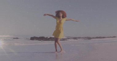 Sağlık görevlisi kadın dansçı ıslak kumda geliyor, dönüyor, sörf yapıyor ve ileri doğru yürüyor. Macera, zarafet, hareket, dinginlik, rahatlık, doğal, canlı