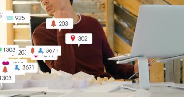 Tasarımcı, sosyal medya simgeleri kümelenirken çatı katında çizim masasına bakıyor ve katılım artışını gösteriyor. Yaratıcı, çalışma alanı, modern, dijital, yenilik, minimalist, profesyonel