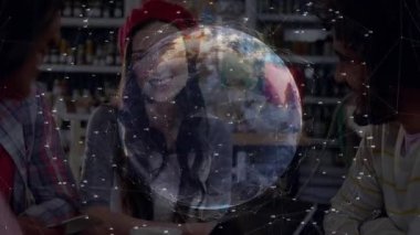 Ekose gömlekli erkek telefonlarını dinliyor. Teknoloji konuşmalarında ağ verilerini keşfetmek için dijital dünyayı kuruyor. İşbirliği, yenilik, bağlantı, fütüristik, sosyal, dijital, gelişigüzel