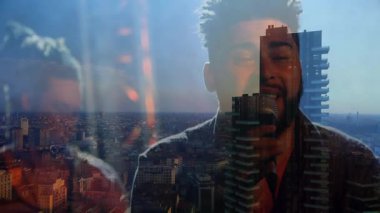 Grubun solisti, gitarist tıngırdarken dudaklarını ayırıyor ve müzik için üstüste biniyor. Konser, vokalist, akustik, performans, şehir, yenilikçi, atmosfer