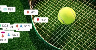 Tebligat çanları çalıyor sosyal simgeler raket etrafında çoğalıyor, top çarpışmayı gösteriyor. Spor, dijital, canlı, iletişim, etkileşim, teknoloji, etkinlik