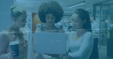 İş kadını elinde kahve fincanıyla iş arkadaşlarına yaklaşıyor. Bilgisayarı açıyor, grup tartışmasını ateşliyor. İşbirliği, çeşitlilik, üretkenlik, modernlik, takım çalışması, yenilik, çalışma alanı